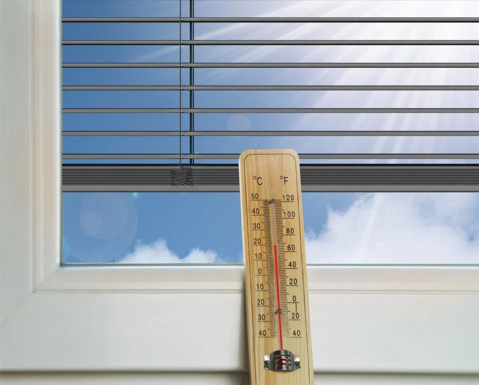 Porovnání teploty v místnosti při zatažených roletách do oken a bez nich. - s roletami